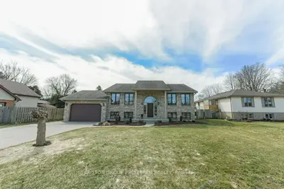 2571 EMERSON Street, Strathroy-Caradoc, ON N0L 1W0