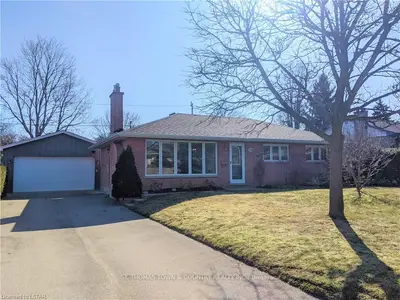 384 WILLARD Crescent, London South, ON N6K 2H7