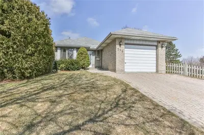 256 VILLAGE GREEN Avenue, London South, ON N6J 3Z6