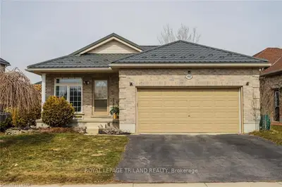 1052 SOUTH WENIGE Drive, London North, ON N5X 4G5