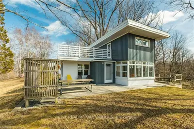 3923 DELMAGE Avenue, Plympton-Wyoming, ON N0N 1E0