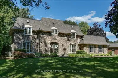 1544 GLOUCESTER Road, London North, ON N6G 2S6