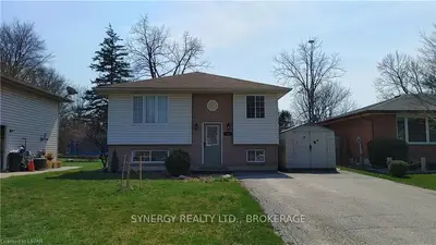 528 ONTARIO Street, Plympton-Wyoming, ON N0N 1T0