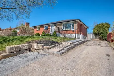1032 EAGLE Drive, London South, ON N5Z 3H5