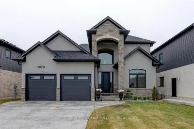 1989 ZENIA, London North, ON N5X 0M9