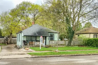 28 BELLWOOD Crescent, London East, ON N5Y 2C5