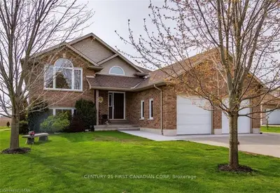 6467 LONGWOODS Road, Southwest Middlesex, ON N0L 1T0