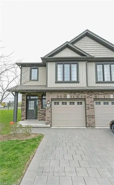 1030 OAKCROSSING Gate 14, London North, ON N6H 0H1