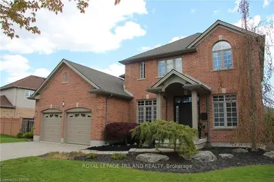 10 COBBLESTONE Road, London East, ON N5Y 5M7
