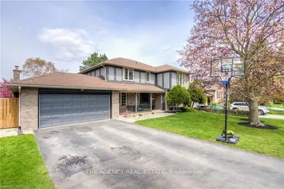 8 HILLSMOUNT Road, London South, ON N6K 1W2