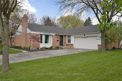 1556 ROLAND Crescent, London North, ON N5X 1E7