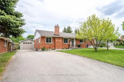 202 ARLINGTON Crescent, London South, ON N5Z 3E1