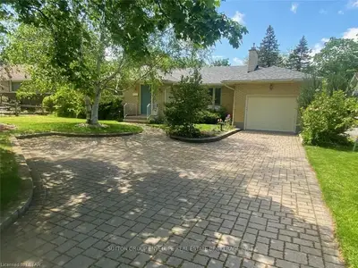 34 CENTRE Crescent, London South, ON N6J 2Z6