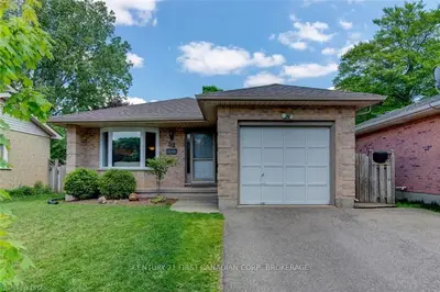 32 FAIRCHILD Crescent, London South, ON N6E 3E3