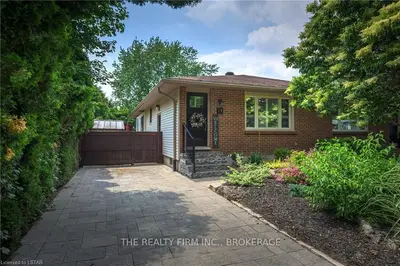37 Wenlock Crescent, London North, On N6g 3b5