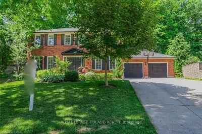 15 WOODGATE Court, London South, ON N6K 4A3