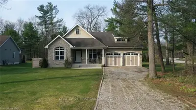 10015 JENNA Road, Lambton Shores, ON N0M 1T0