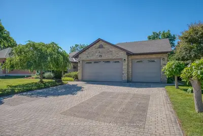 35 GREEN HEDGE Lane, London North, ON N6H 4Z3