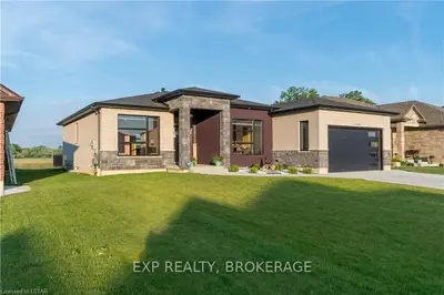 4044 ENGLEHART Drive, Petrolia, ON N0N 1R0