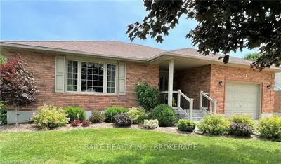 21 FRANCES Drive, Lambton Shores, ON N0N 1J0