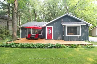 10368 ALLISON Avenue, Lambton Shores, ON N0M 1T0