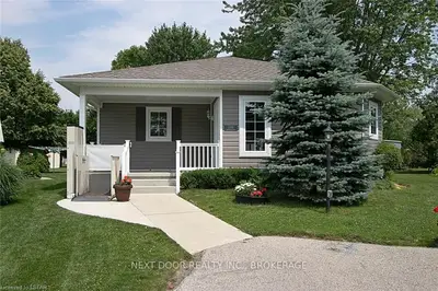220 LAKEWOOD Lane, South Huron, ON N0M 1T0