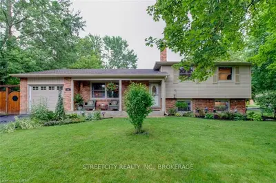 26 QUEEN ANNE Circle, London North, ON N6H 4B7