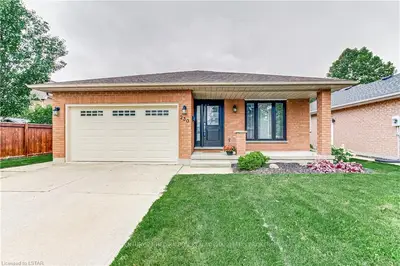 230 DERUITER Drive, Strathroy-Caradoc, ON N7G 4A6