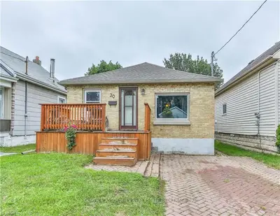 30 GLENWOOD Avenue, London East, ON N5Z 2P8