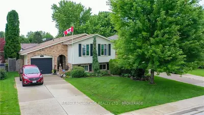4 VILLAGE GREEN Court, Point Edward, ON N7V 4J4