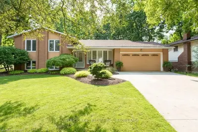 30 BLUE RIDGE Crescent, London South, ON N6K 2X1