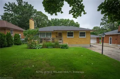 430 SCENIC Drive, London South, ON N5Z 3A8