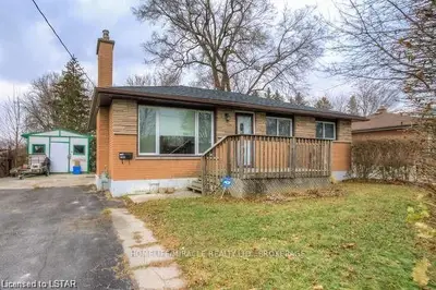 1302 HILLCREST Avenue, London East, ON N5Y 4N5