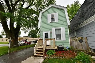 1075 PINE Street, London East, ON N5Z 2J8