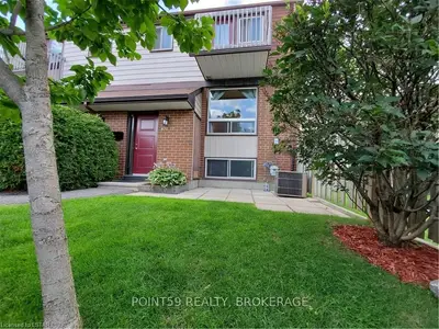 402 MONTFORT Street 12, Vanier and Kingsview Park, ON K1L 8G7
