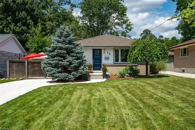 10 THORNCREST Crescent, London South, ON N6J 1K3