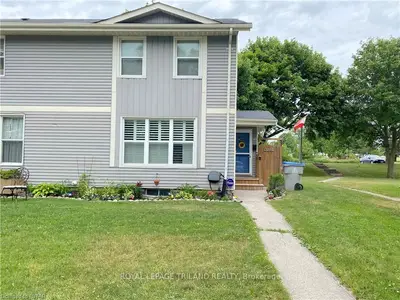 40 ST. CHARLES Place 40, Huron East, ON N0M 1L0