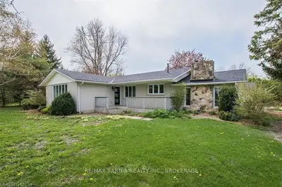 4089 DOUGLAS Line, Plympton-Wyoming, ON N0N 1J0