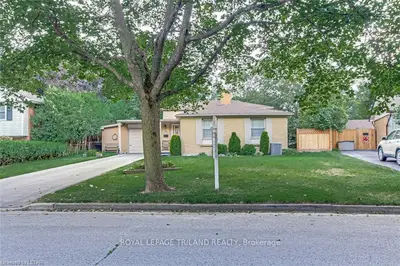 29 Queen Anne Circle, London North, ON N6H 4B6
