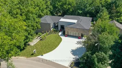 676 HILLCREST Drive, London South, ON N6K 1A9