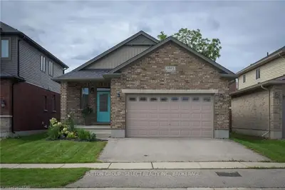 1005 OAKCROSSING Gate, London North, ON N6H 0E9