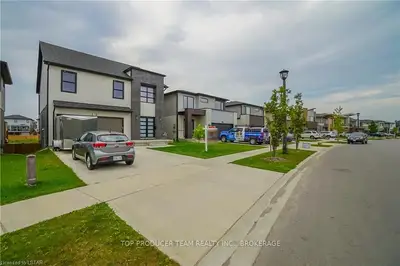 2182 WATEROAK Drive, London North, ON N6G 5B4