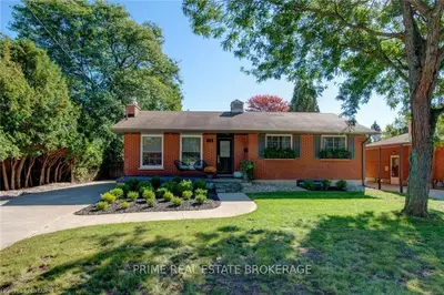 13 CENTRE Crescent, London South, ON N6J 2Z7
