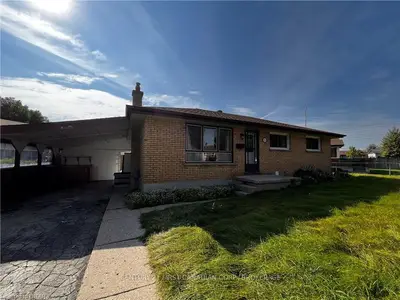 13 BRETON PARK Crescent A, London East, ON N5W 1N2