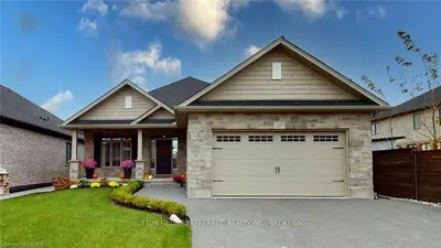 2185 BAKERVILLA Street, London South, ON N6P 0E5