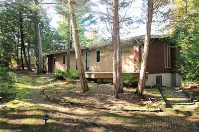 7404 DOLWAY Drive, Lambton Shores, ON N0M 2L0