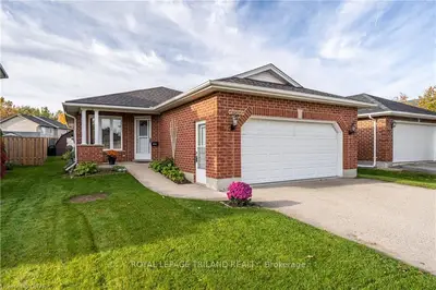1005 SOUTH WENIGE Drive, London North, ON N5X 4G4