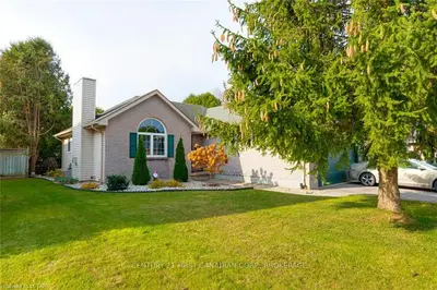 114 Parkview Drive, Strathroy-Caradoc, ON N7G 4A3