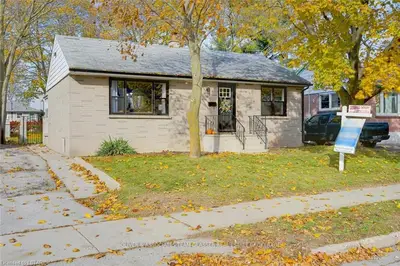 18 TWEEDSMUIR Avenue, London East, ON N5W 1K5