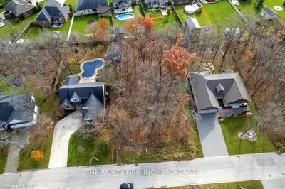 19 HICKORY OAK Lane, Chatham-Kent, ON N0P 2P0